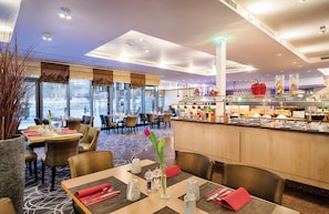 Bữa sáng buffet hàng ngày (16 EUR/mỗi người)