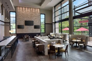 供應早餐、午餐及晚餐