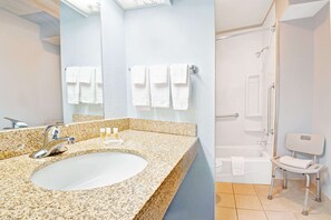 Quarto standard, 1 cama King, para fumantes | Banheiro | Chuveiro/banheira combinados, produtos de toalete grátis