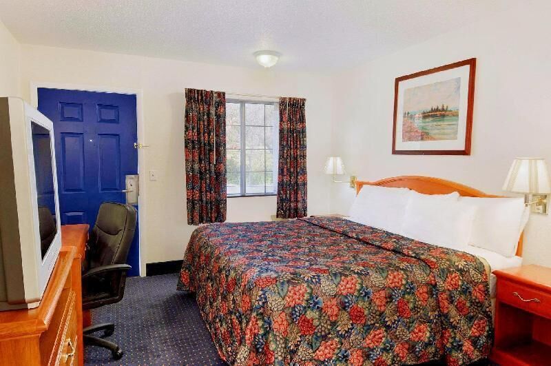 Free WiFi, bed sheets, alarm clocks