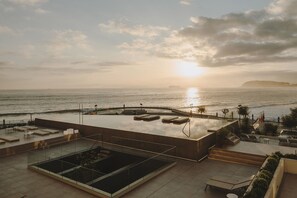 Piscine extérieure en saison, chaises longues, maître nageur