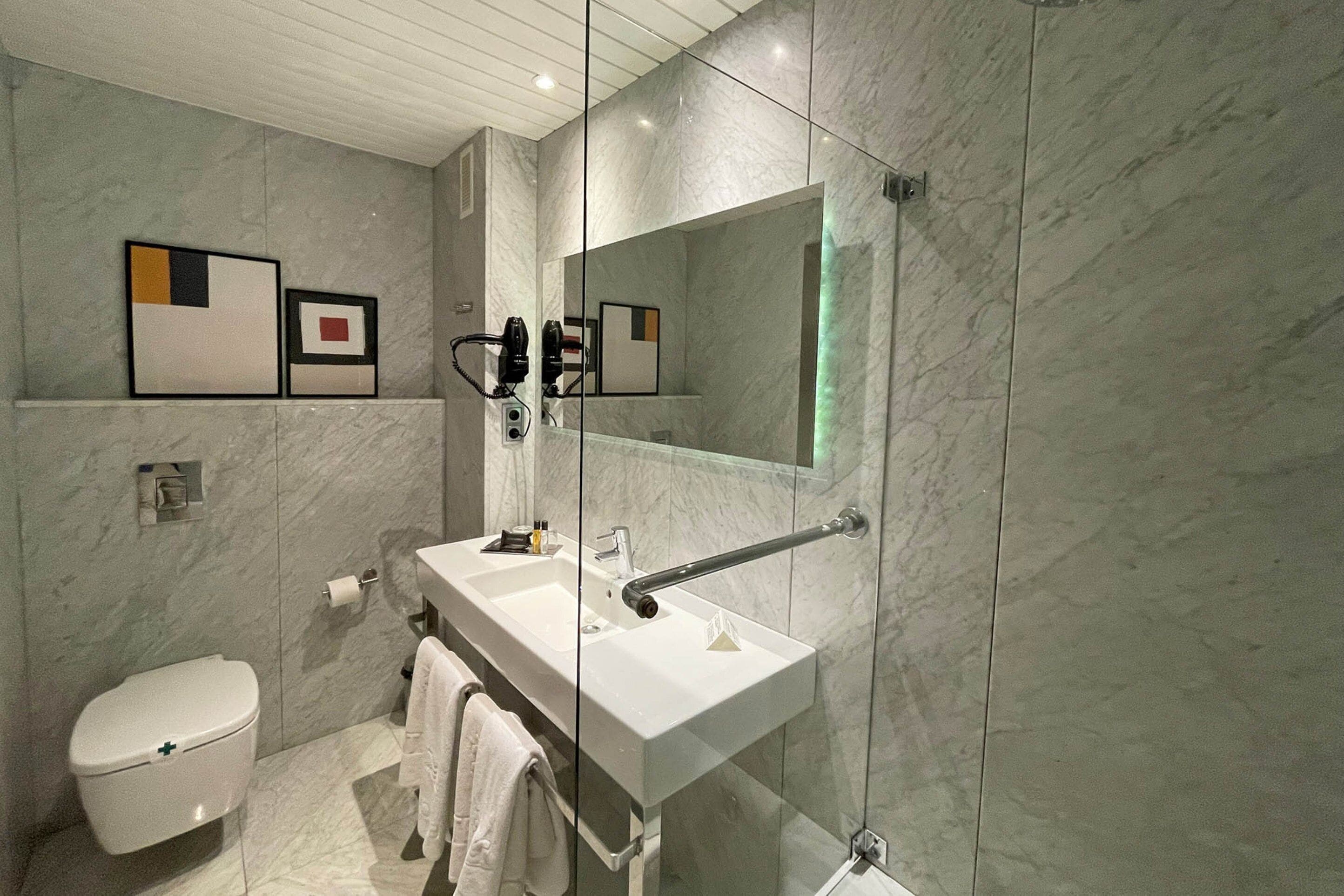 rainfall showerhead, free toiletries, hair dryer, towels