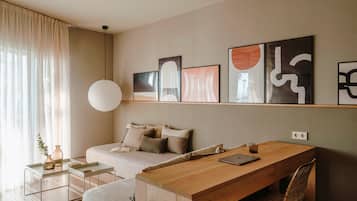 Deluxe Suite | Living area | 32-inch flat-screen TV with satellite channels, TV