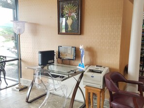 Lobby lounge