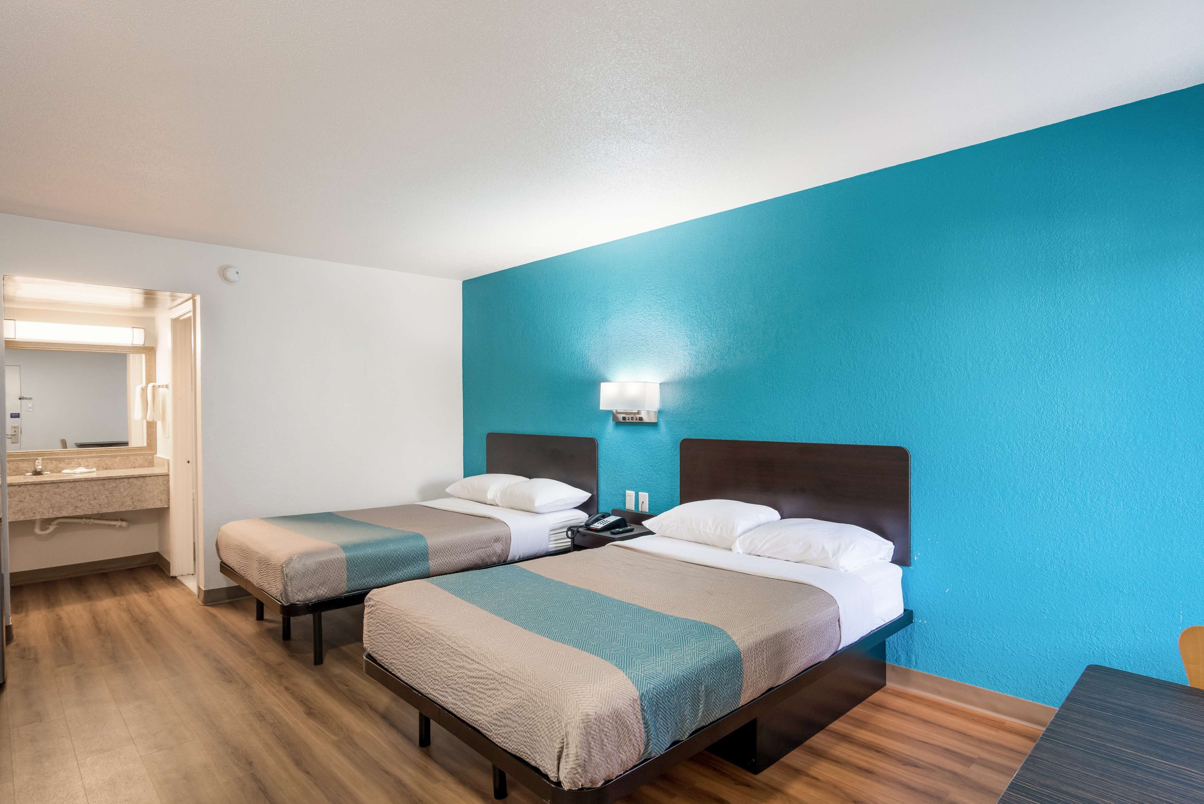 Bàn, truy cập Internet không dây miễn phí, bộ trải giường 