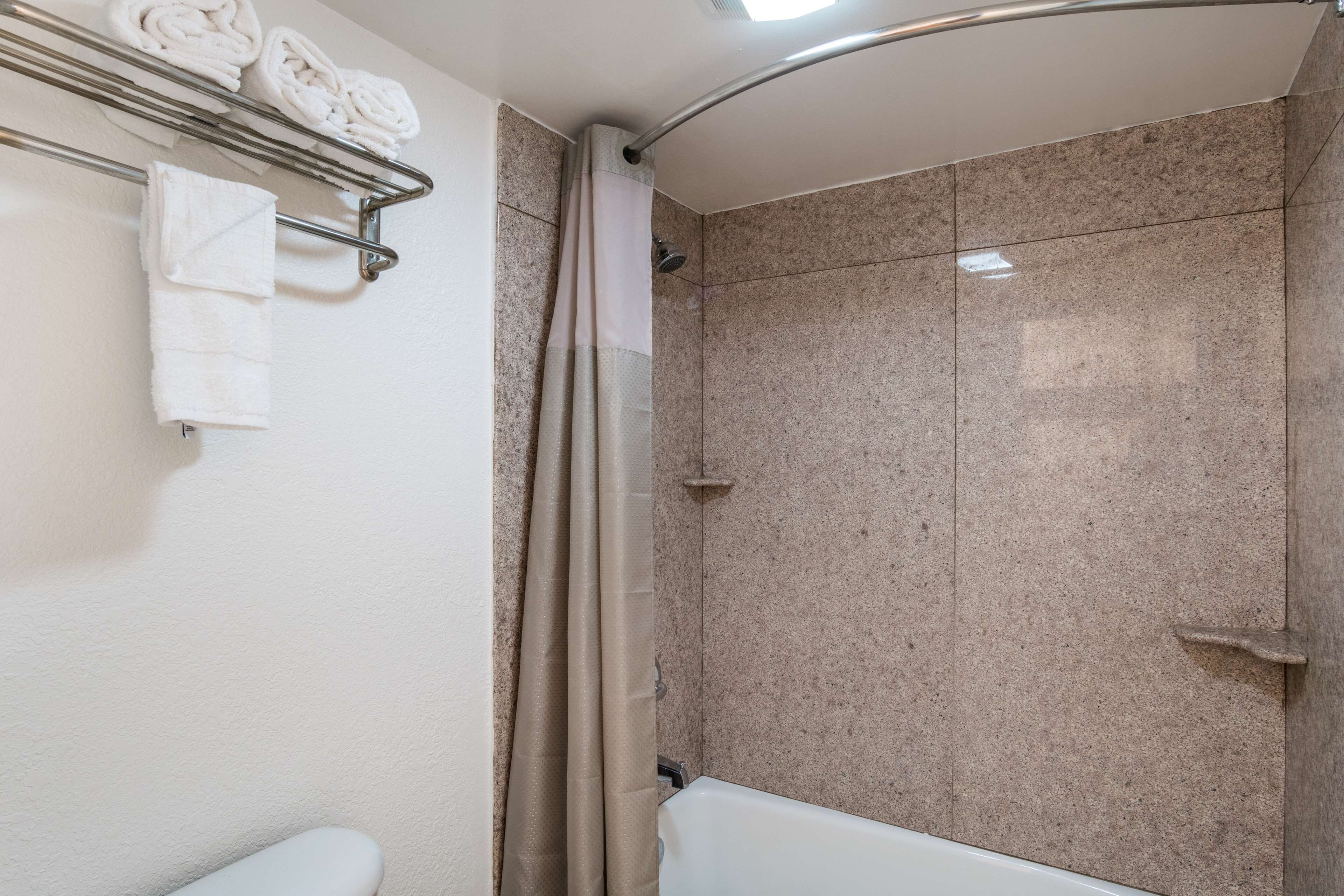 Combined shower/bathtub, towels