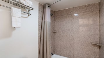 Combined shower/bathtub, towels