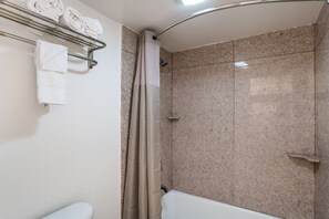 Combined shower/bathtub, towels - Motel 6 Lexington, KY - Airport (Lexington)