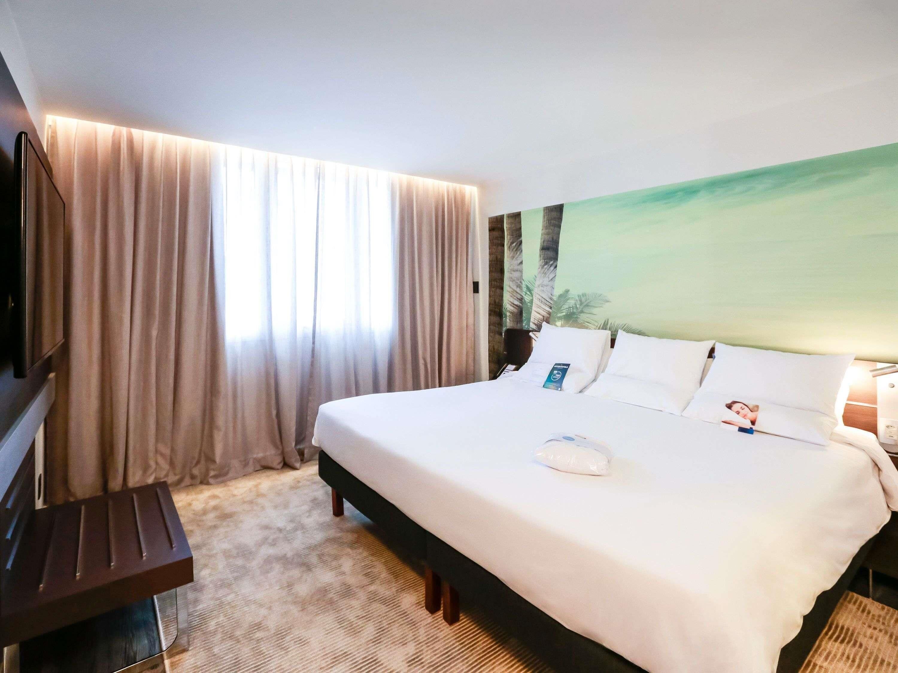 Suite, 1 King-Bett | Allergikerbettwaren, Minibar, Zimmersafe, Schreibtisch