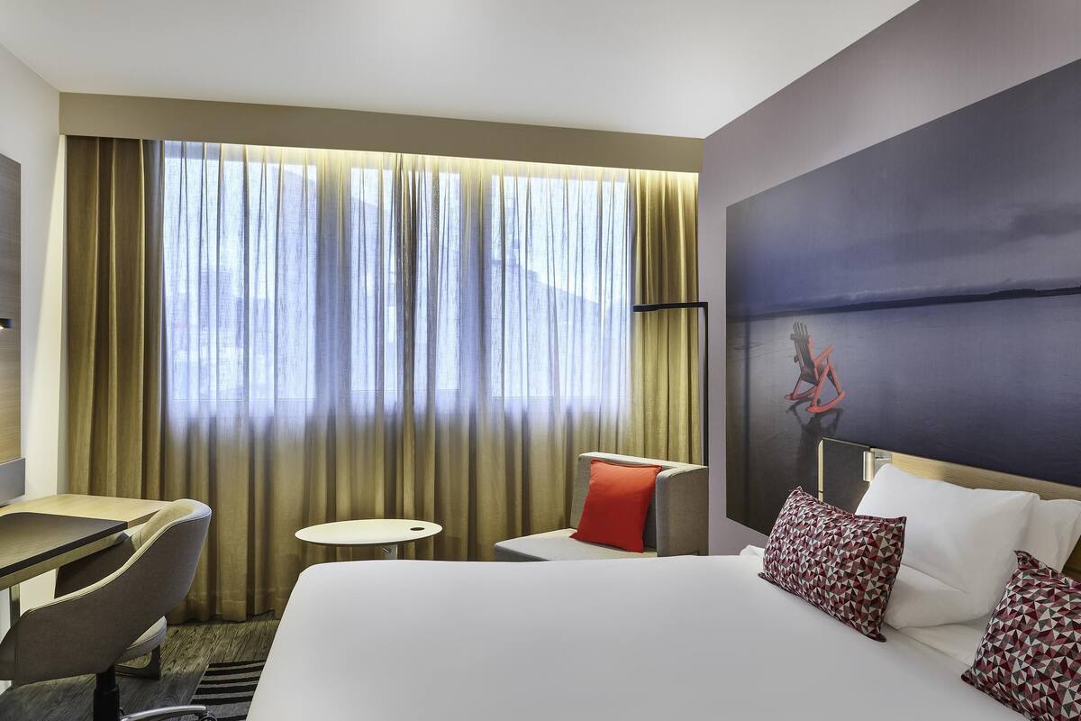 hypo-allergenic bedding, minibar, in-room safe, desk