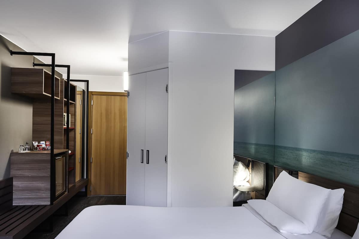 Hypo-allergenic bedding, minibar, in-room safe, desk