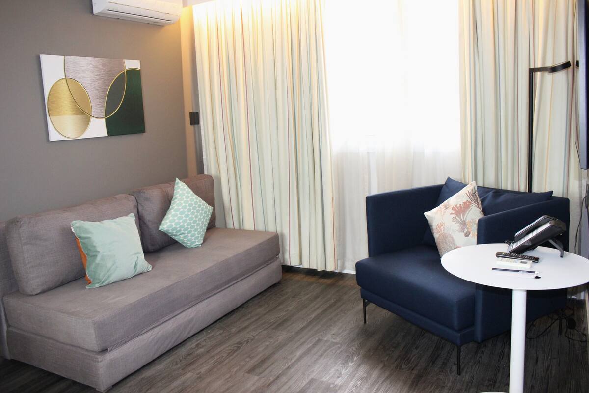 suite, 1 king bed | hypo-allergenic bedding, minibar, in-room safe, desk