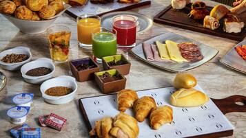 Een ontbijtbuffet met diverse soorten eten en drinken.