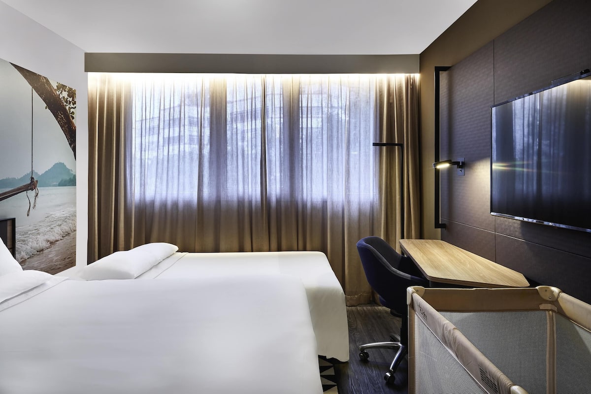 Familielejlighed - 1 queensize-seng med sovesofa | Allergivenligt sengetøj, minibar, pengeskab på værelset, skrivebord