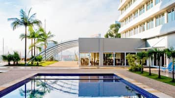 Piscina externa, funciona das 6h às 22h, guarda-sóis, espreguiçadeiras