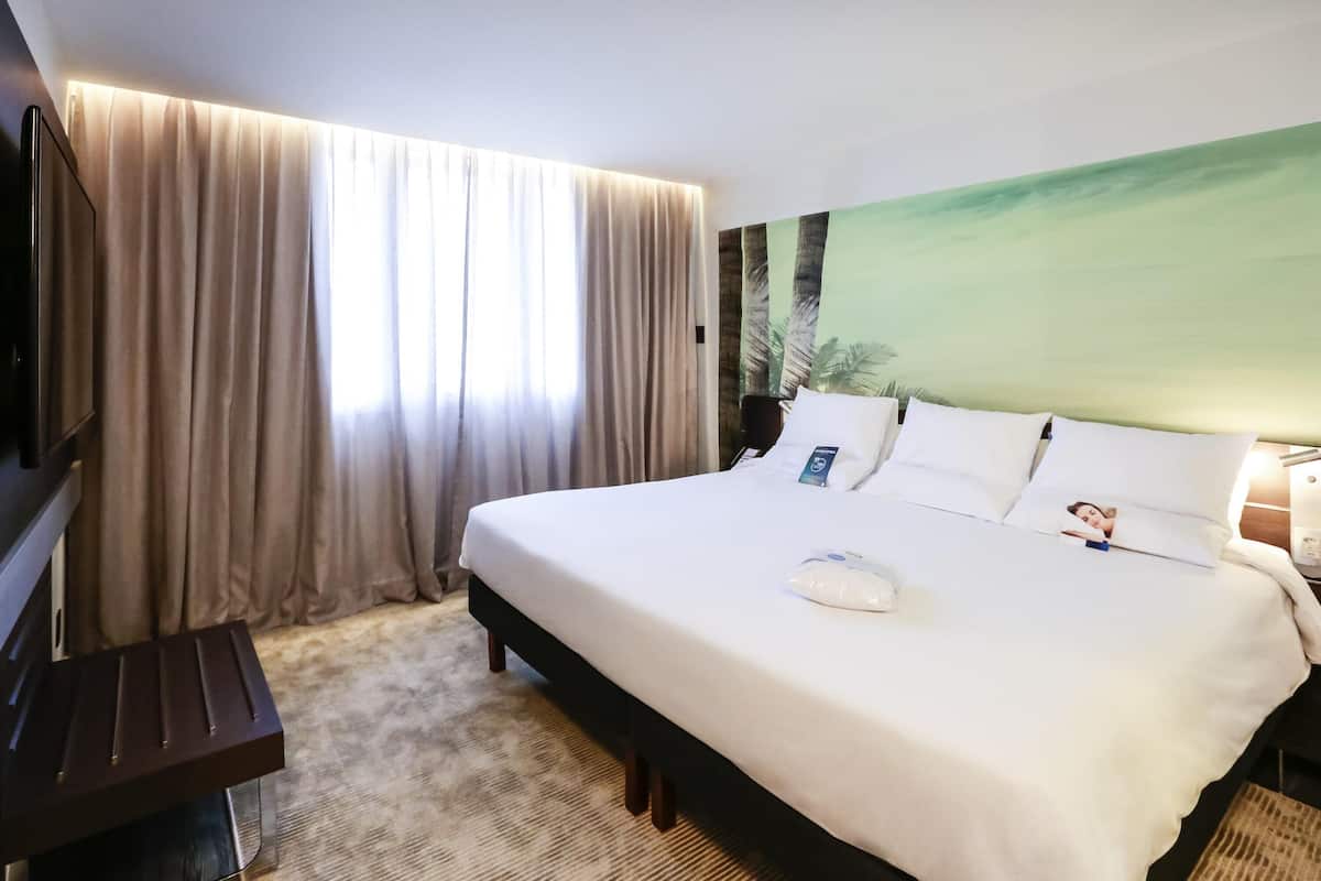 Suite - 1 kingsize-seng | Allergivenligt sengetøj, minibar, pengeskab på værelset, skrivebord