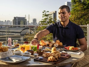Se ofrece un desayuno completo todos los días (72 BRL por persona)
