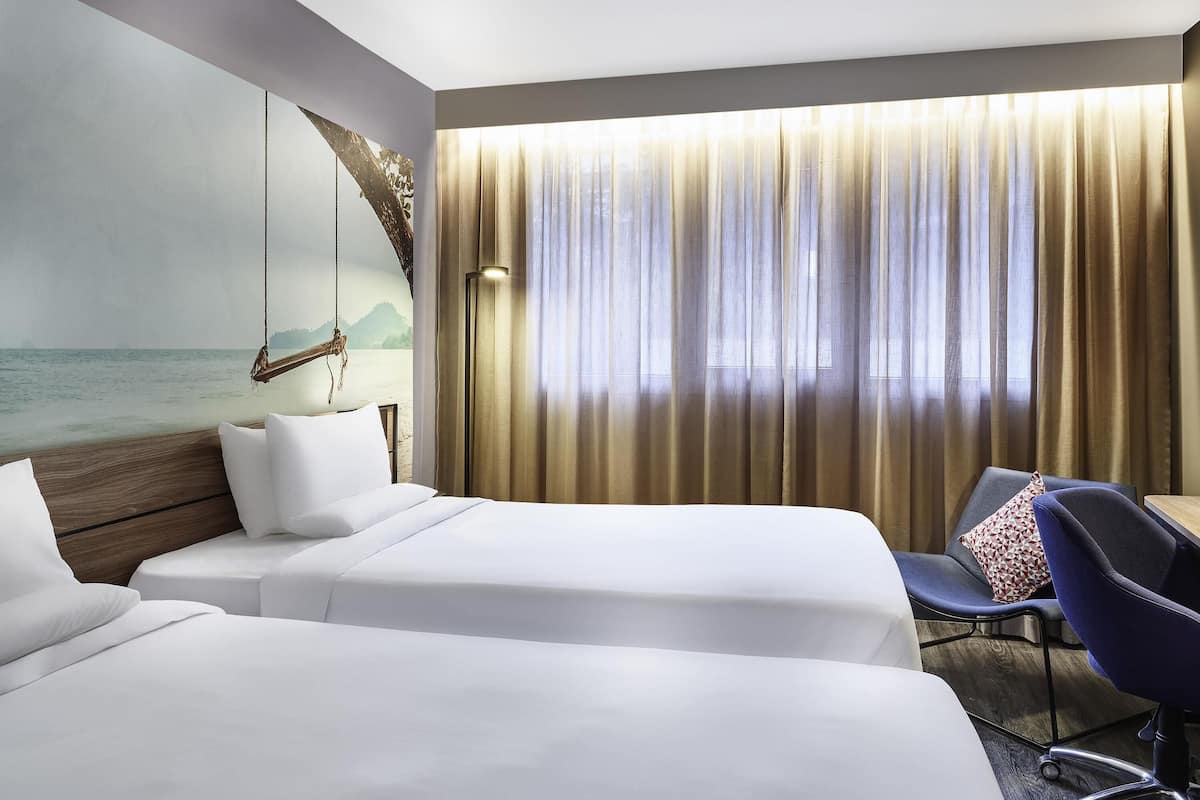 Apartamento superior, 2 camas de solteiro | Roupas de cama antialérgicas, frigobar, cofres nos quartos, escrivaninha
