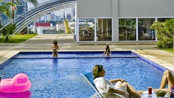 Piscina externa, funciona das 6h às 22h, guarda-sóis, espreguiçadeiras