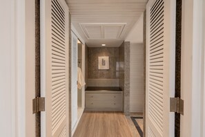 City Suite | Twin Bed | Select Comfort beds, free minibar, in-room safe, desk