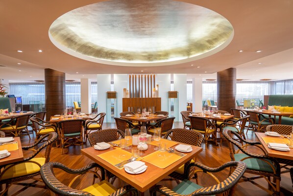 2 restaurants, breakfast, lunch, dinner served; international cuisine 