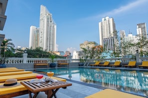 Piscina externa, guarda-sóis, espreguiçadeiras
