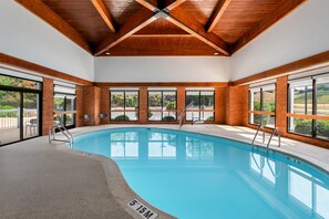 Indoor pool, outdoor pool - Spark by Hilton Staunton (Staunton)
