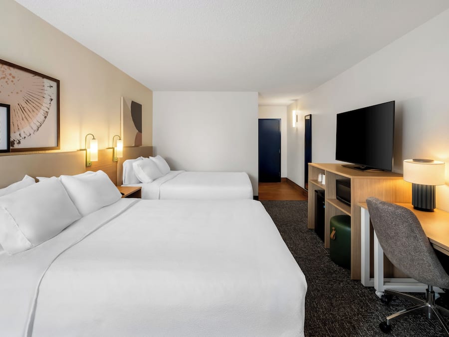 Quarto, 2 camas Queen | Cofres nos quartos, escrivaninha, espaço de trabalho para notebook