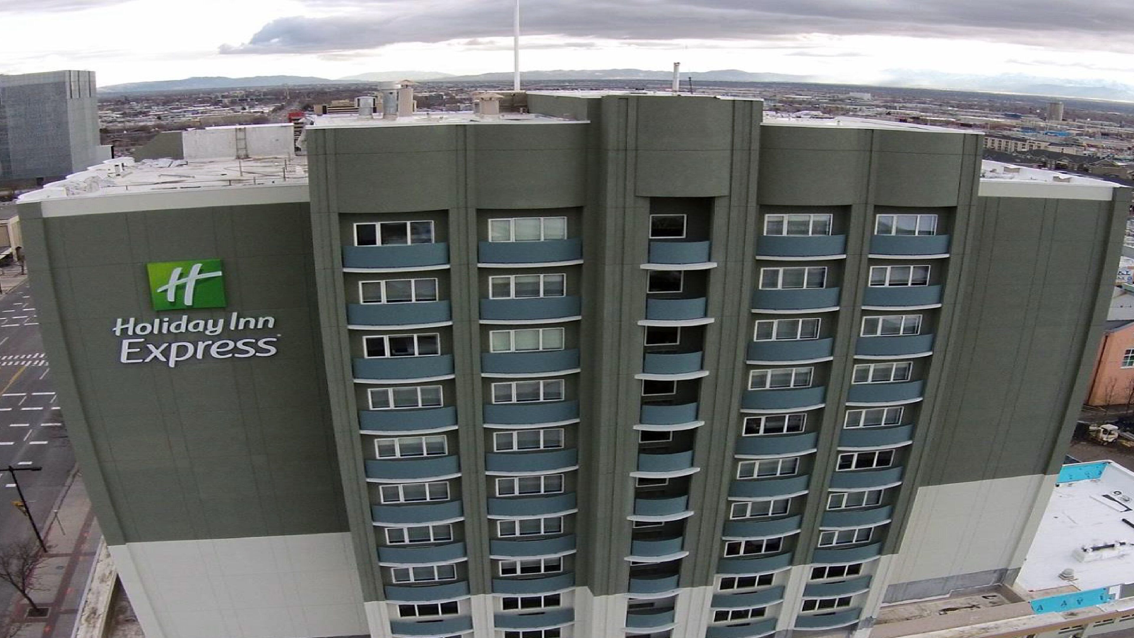 Un edificio Holiday Inn Express su più piani, con un logo ben visibile.