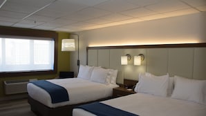 Habitación de hotel con dos camas, una ventana con persianas, una lámpara de pared y un reloj.