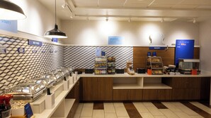 Ein Frühstücksbuffet mit verschiedenen Speisebereichen und einer Bäckereiecke.