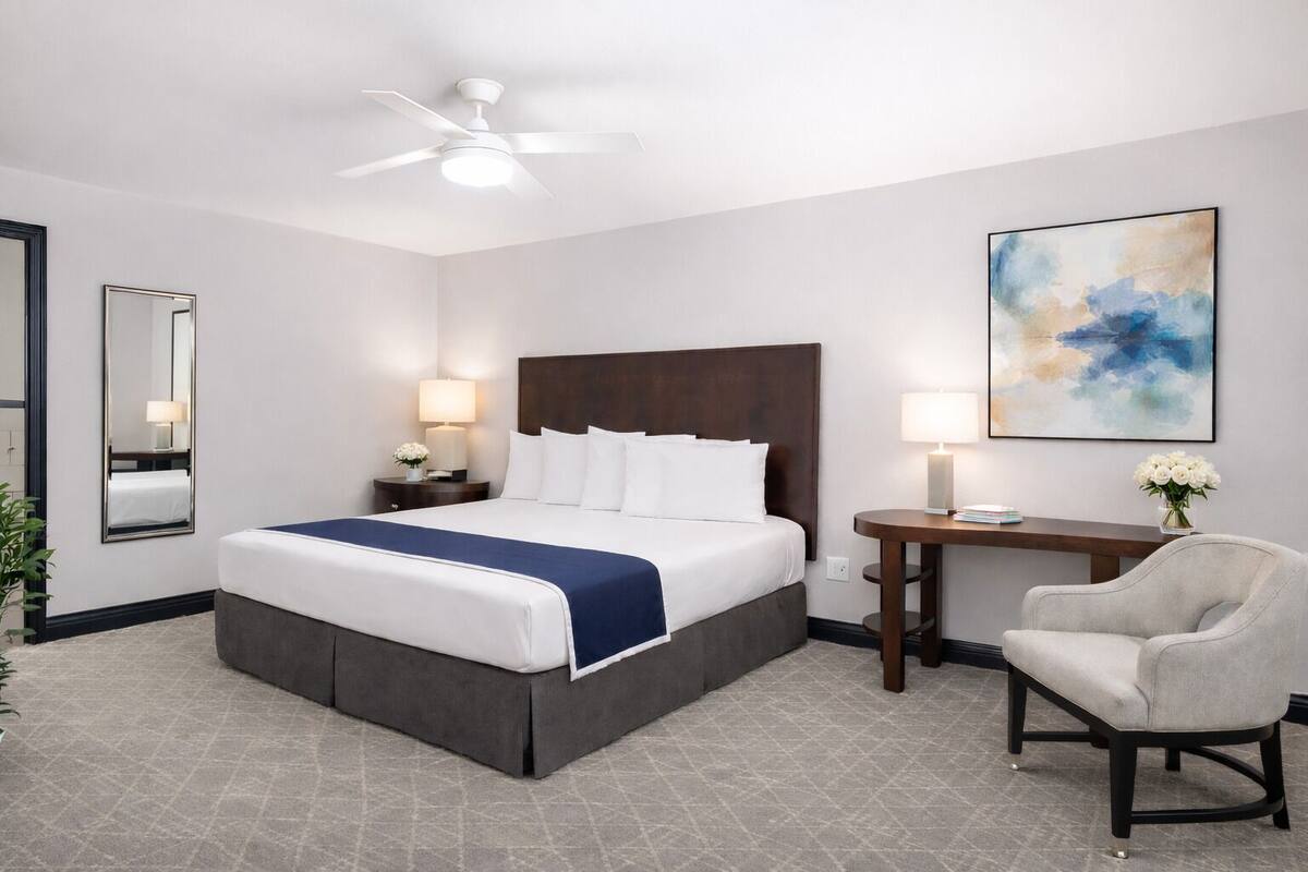Junior Suite | Pillowtop beds, in-room safe, desk, laptop workspace