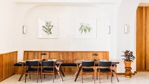 Lobby sitting area - Tilden Hotel (San Francisco)