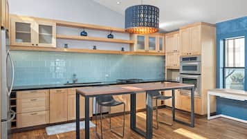 Penthouse (Rooftop) | Private kitchen | Mini-fridge, coffee/tea maker