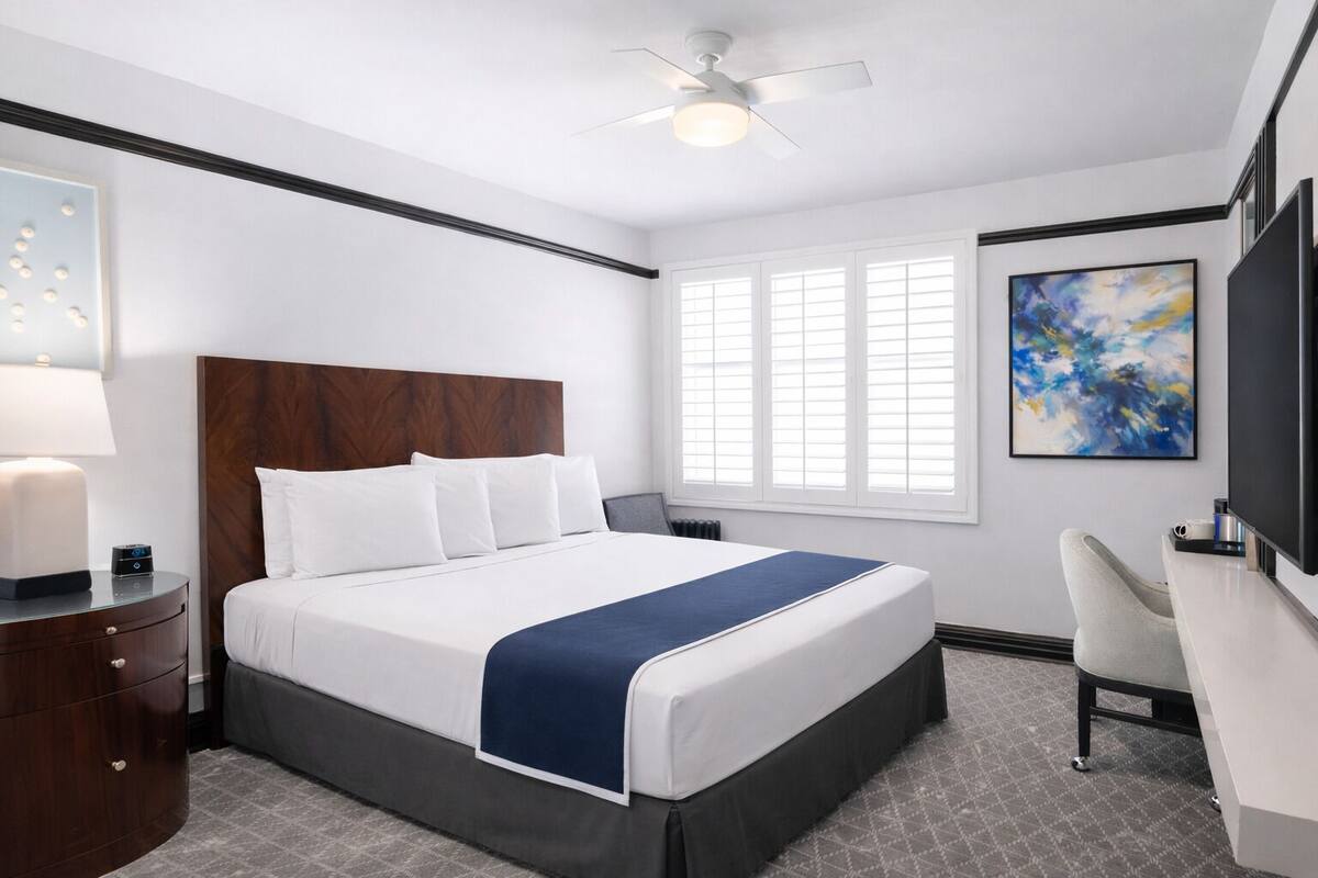 Deluxe Room, 1 King Bed | Pillowtop beds, in-room safe, desk, laptop workspace