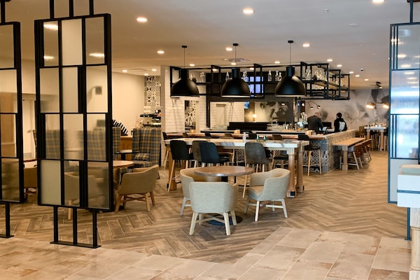 Breakfast, lunch, dinner served; American cuisine