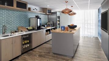 Breakfast, lunch, dinner served; American cuisine