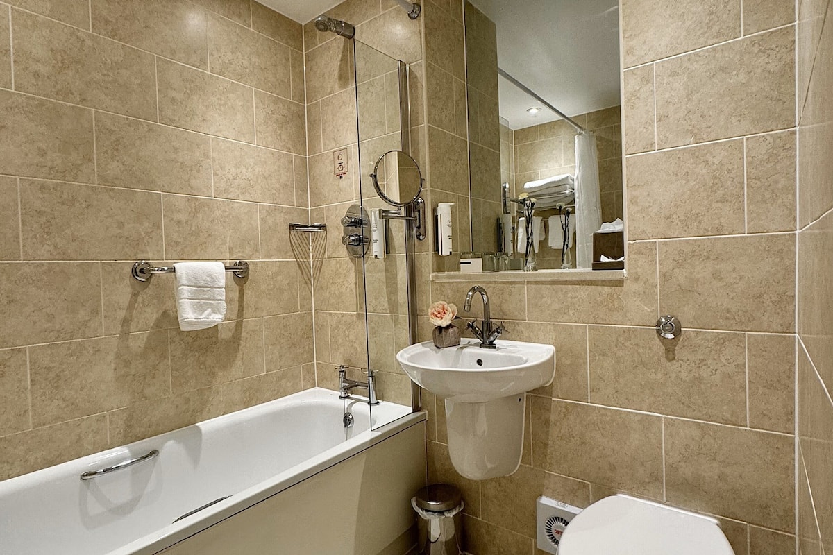 combined shower/bathtub, free toiletries, hair dryer, towels