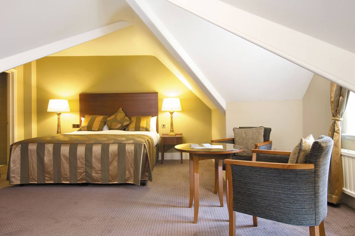 executive double room | hypo-allergenic bedding, memory-foam beds, individually decorated, desk