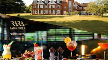 2 restaurantes, se sirven desayunos, cenas y cocina británica