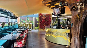 2 間餐廳，供應早餐和晚餐，英國料理