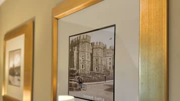 Fotografías en blanco y negro enmarcadas en una pared, incluyendo una con el título 'Castillo de Windsor'.