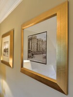 Fotografías en blanco y negro enmarcadas en una pared, incluyendo una con el título 'Castillo de Windsor'.