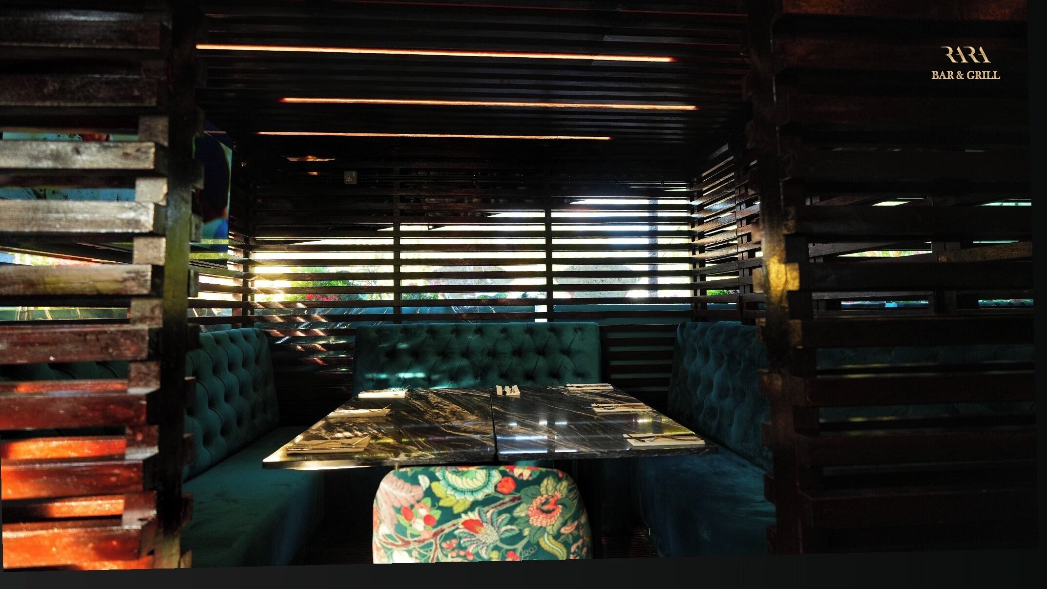 2 restaurants, breakfast, dinner served; british cuisine