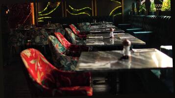 2 restaurants; breakfast and dinner served