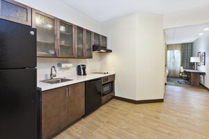 1 bedroom, desk, blackout drapes, soundproofing