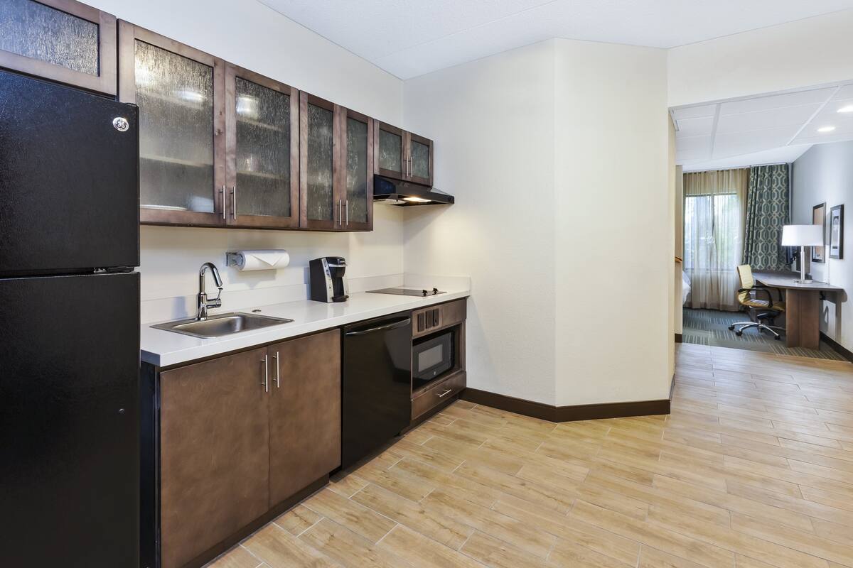 suite, 1 bedroom (dining area) | 1 bedroom, desk, blackout curtains, soundproofing