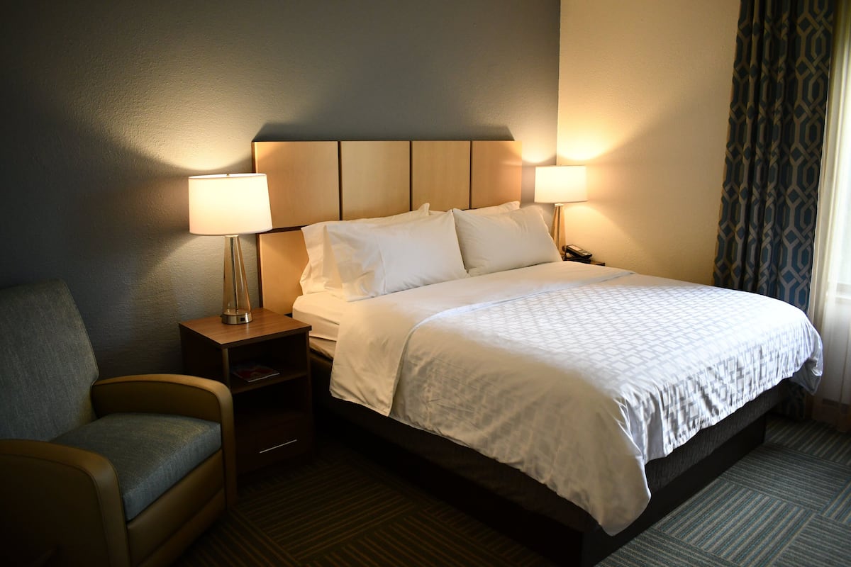 1 bedroom, desk, blackout drapes, soundproofing