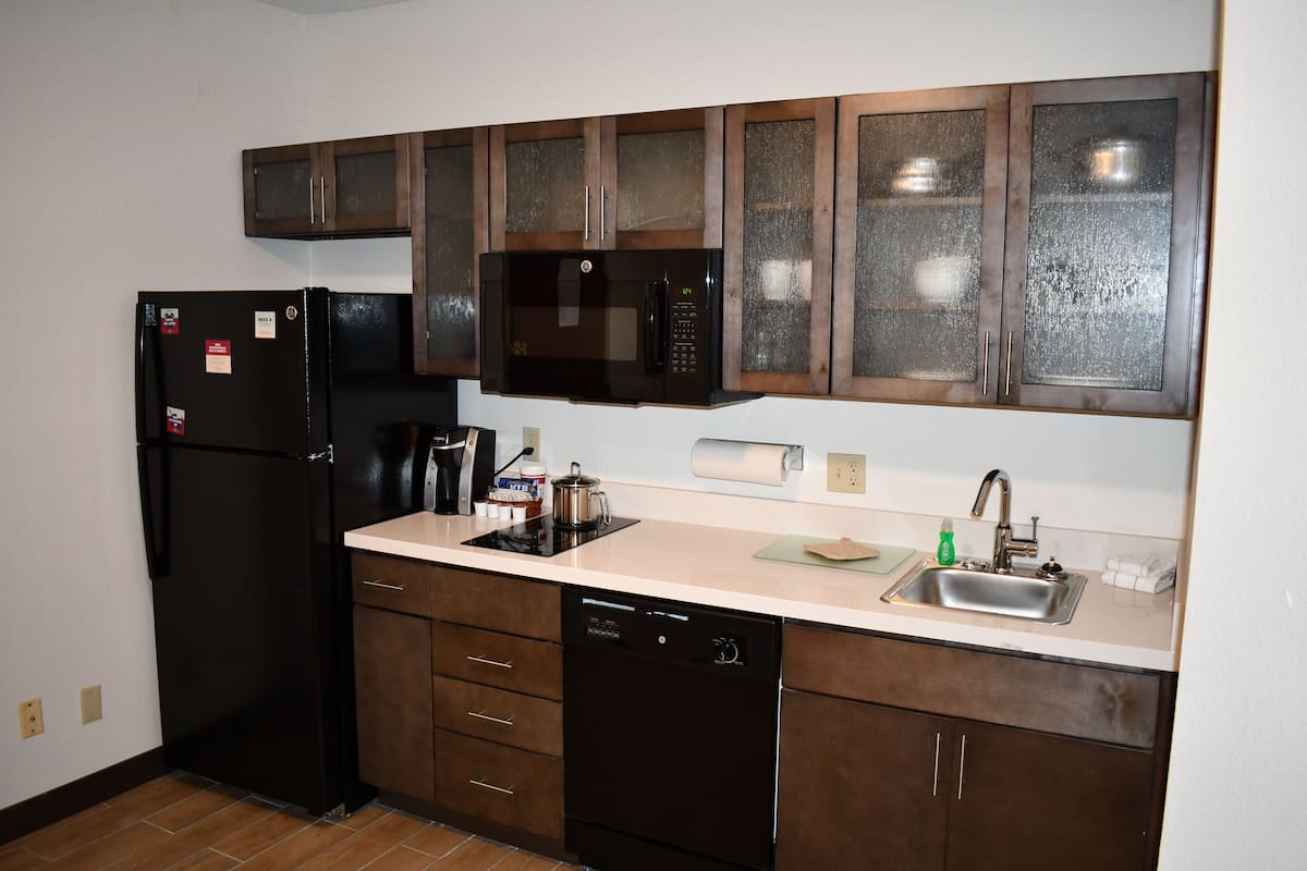 Full-size fridge, microwave, stovetop, dishwasher