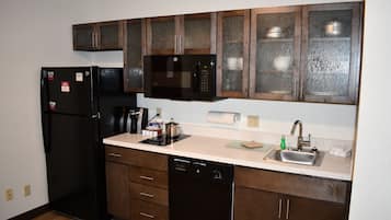 Full-size fridge, microwave, stovetop, dishwasher
